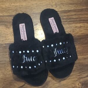Juicy couture slippers Size Med.